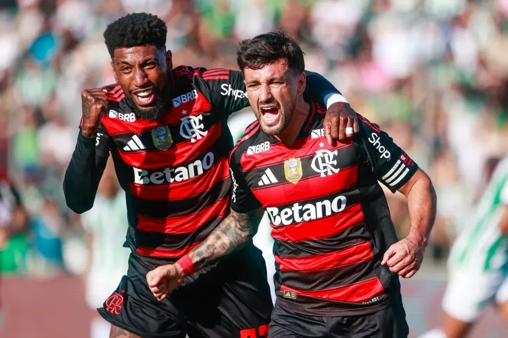 Arrascaeta jogador do Flamengo comemora seu gol com Emerson Royal jogador da sua equipe durante partida contra o Juventude no estadio Alfredo Jaconi pelo campeonato Brasileiro A 2025. Foto: Luiz Erbes/AGIF