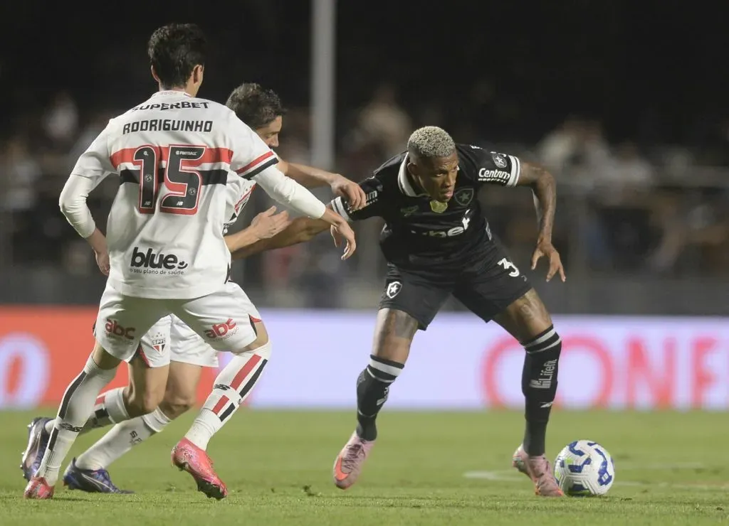SP – SAO PAULO – 14/09/2025 – BRASILEIRO A 2025, SAO PAULO X BOTAFOGO – Danilo, jogador do Botafogo durante partida contra o Sao Paulo no estadio Morumbi pelo campeonato Brasileiro A 2025. Foto: Alan Morici/AGIF