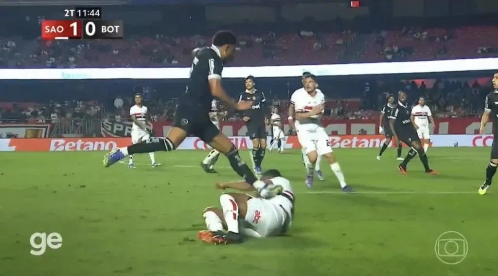 Vitinho deveria ter sido expulso, segundo Felipe Melo – Foto: Reprodução/TV Globo.