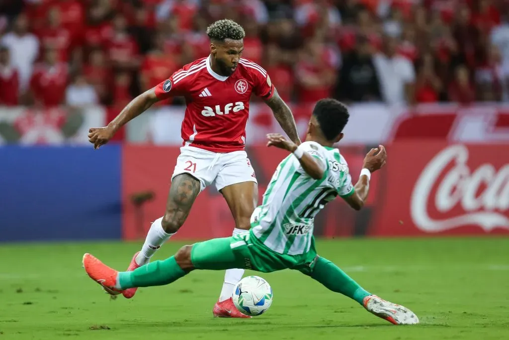 PORTO ALEGRE, BRAZIL – APRIL 10: Wesley Ribeiro of Internacional and William Tesillo of Atletico Nacional compete for the ball during the Copa CONMEBOL Libertadores Group F match between Internacional and Atletico Nacional at Beira-Rio Stadium on April 10, 2025 in Porto Alegre, Brazil. (Photo by Pedro H. Tesch/Getty Images)