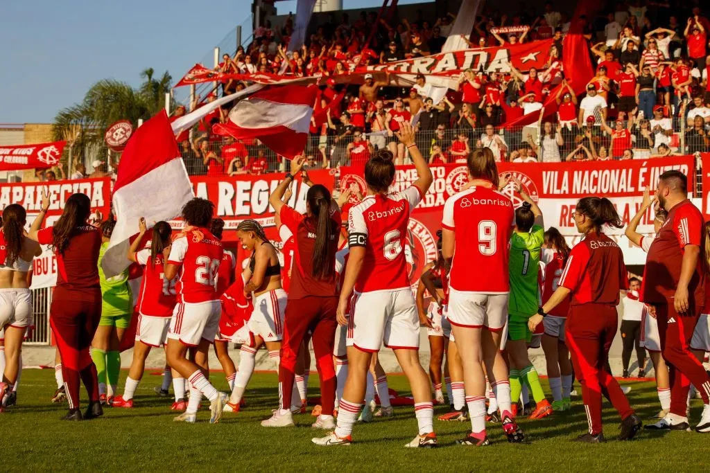 Gurias do sub-20 Internacional, agradecem apoio da torcida com o título gaúcho sobre o Grêmio - Foto: Lara Vantzen/Internacional