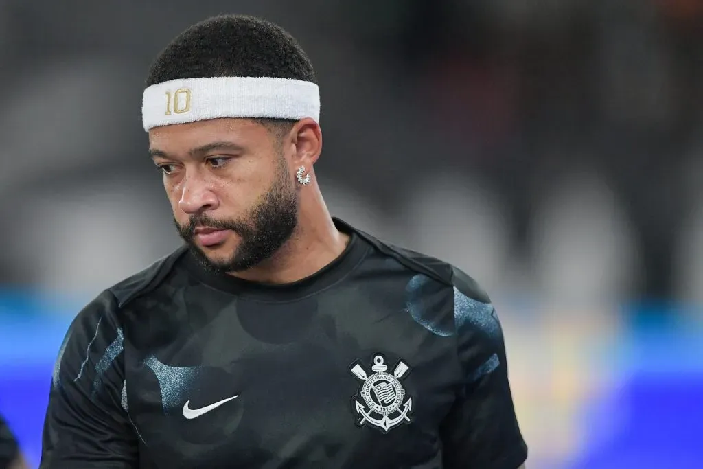 RJ – RIO DE JANEIRO – 26/07/2025 – BRASILEIRO A 2025, BOTAFOGO X CORINTHIANS – Memphis Depay jogador do Corinthians durante aquecimento antes da partida contra o Botafogo no estadio Engenhao pelo campeonato Brasileiro A 2025. Foto: Thiago Ribeiro/AGIF