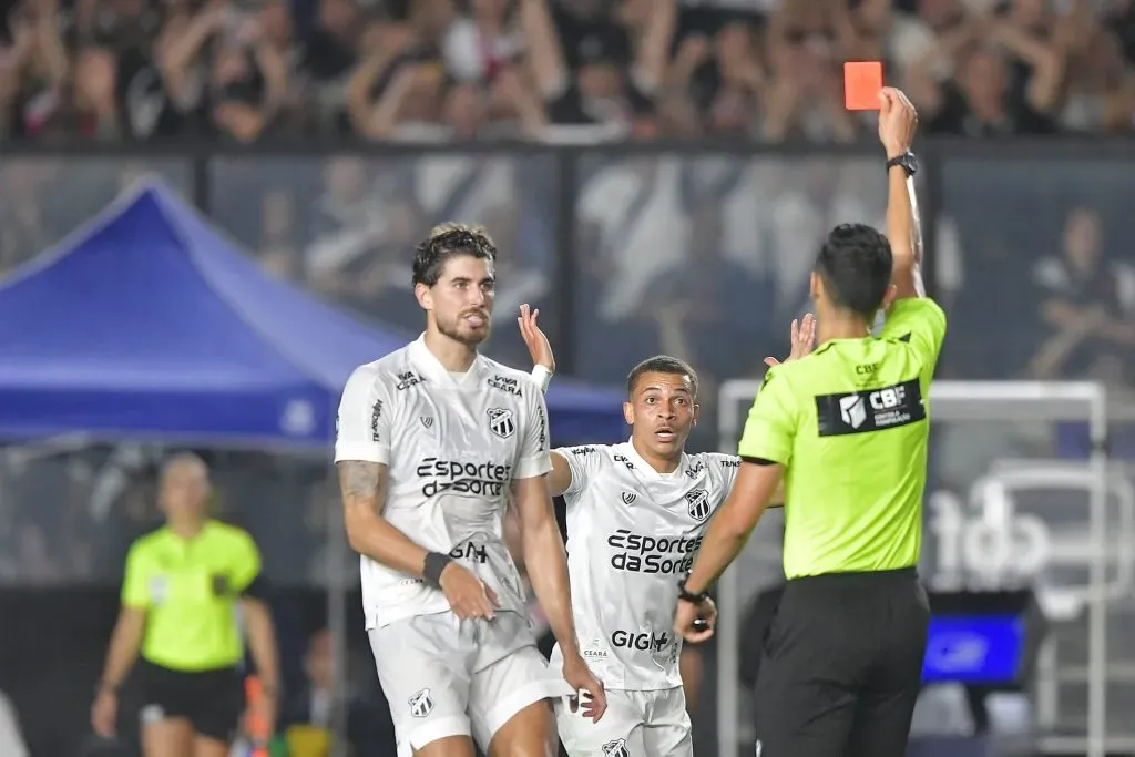 Vinicinhos jogador do Ceara recebe cartao vermelho do arbitro durante partida contra o Vasco no estadio Sao Januario pelo campeonato Brasileiro A 2025. Foto: Thiago Ribeiro/AGIF