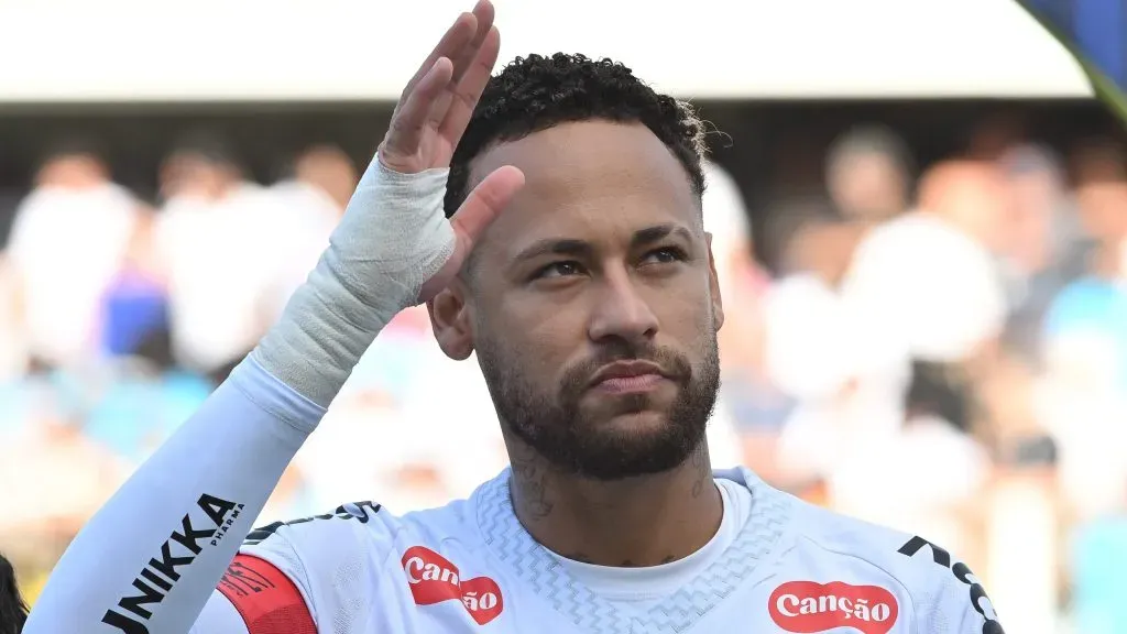 Neymar jogador do Santos durante partida contra o Fluminense no estadio Vila Belmiro pelo campeonato Brasileiro A 2025. Foto: Jota Erre/AGIF