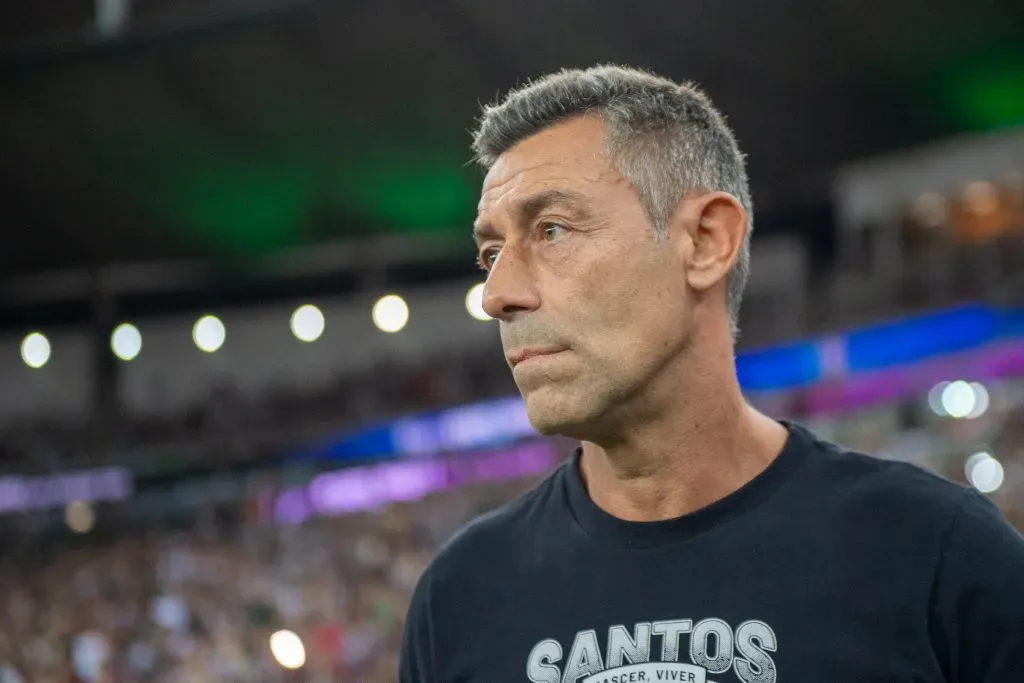 RJ – RIO DE JANEIRO – 13/04/2025 – BRASILEIRO A 2025, FLUMINENSE X SANTOS – Pedro Caixinha tecnico do Santos durante partida contra o Fluminense no estadio Maracana pelo campeonato Brasileiro A 2025. Foto: Thiago Ribeiro/AGIF