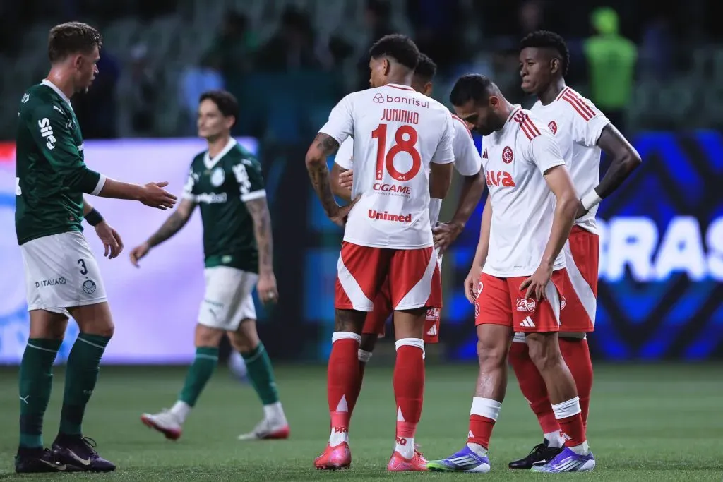 SP – SAO PAULO – 13/09/2025 – BRASILEIRO A 2025, PALMEIRAS X INTERNACIONAL – jogadores do Internacional lamenta derrota ao final da partida contra o Palmeiras no estadio Arena Allianz Parque pelo campeonato Brasileiro A 2025. Foto: Ettore Chiereguini/AGIF