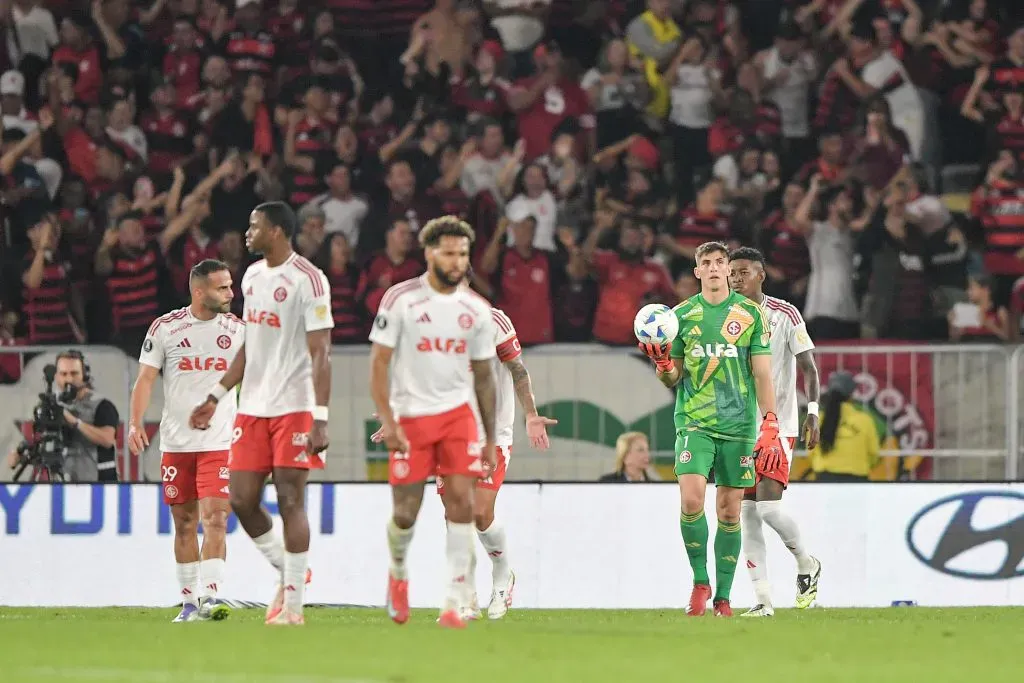 RJ – RIO DE JANEIRO – 13/08/2025 – COPA LIBERTADORES 2025, FLAMENGO X INTERNACIONAL – Rochet goleiro do Internacional lamenta gol sofrido durante partida contra o Flamengo no estadio Maracana pelo campeonato Copa Libertadores 2025. Foto: Thiago Ribeiro/AGIF