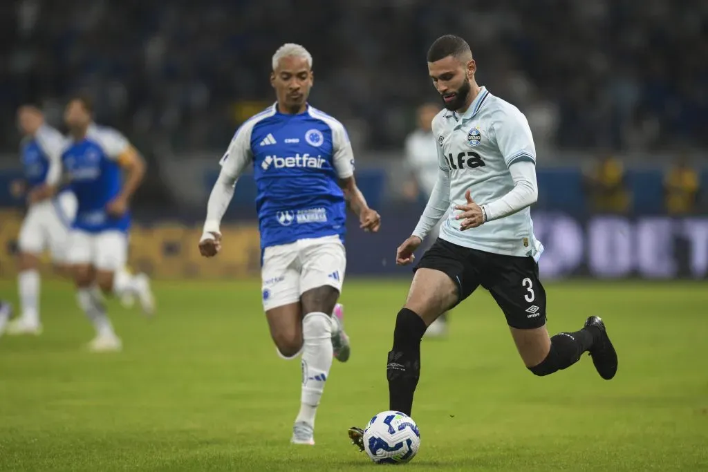 BELO HORIZONTE, BRAZIL – JULY 13: Wagner Leonardo of Gremio controls the ball during a match between Cruzeiro and Gremio as part of Brasileirao 2025 at Mineirão Stadium on July 13, 2025 in Belo Horizonte, Brazil. (Photo by Pedro Vilela/Getty Images)