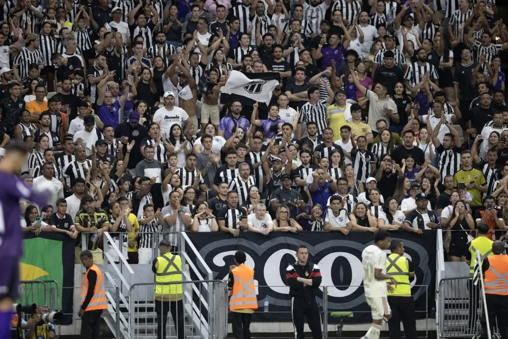 Torcida durante partida entre Ceara e Flamengo no estadio Arena Castelao pelo campeonato Brasileiro A 2025. Foto: Baggio Rodrigues/AGIF