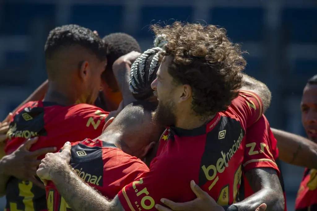 Derick jogador do Bragantino comemora seu gol com Lucas Lima jogador da sua equipe durante partida contra o Sport no estadio Cicero De Souza Marques pelo campeonato Brasileiro A 2025. Foto: Anderson Romao/AGIF