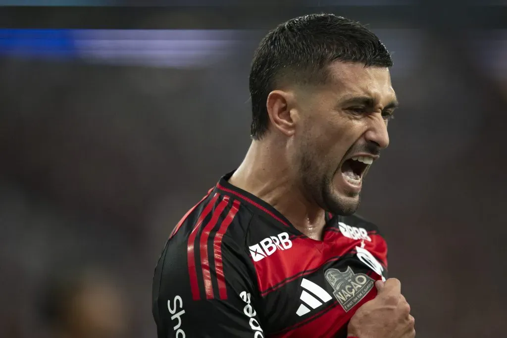RJ – RIO DE JANEIRO – 10/05/2025 – BRASILEIRO A 2025, FLAMENGO X BAHIA – Arrascaeta jogador do Flamengo comemora seu gol durante partida contra o Bahia no estadio Maracana pelo campeonato Brasileiro A 2025. Foto: Jorge Rodrigues/AGIF