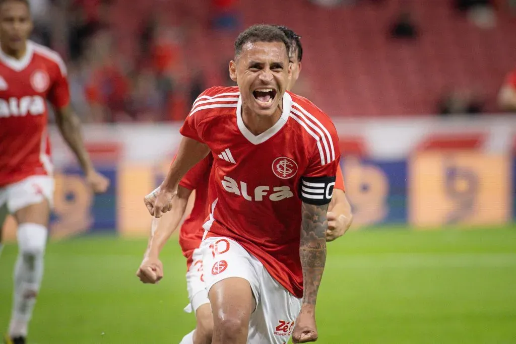 RS – PORTO ALEGRE – 31/08/2025 – BRASILEIRO A 2025, INTERNACIONAL X FORTALEZA – Alan Patrick jogador do Internacional comemora seu gol durante partida contra o Fortaleza no estadio Beira-Rio pelo campeonato Brasileiro A 2025. Foto: Maxi Franzoi/AGIF