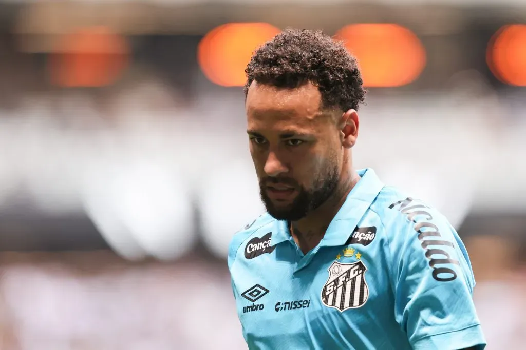 Neymar jogador do Santos lamenta durante partida contra o Atletico-MG no estadio Arena MRV pelo campeonato Brasileiro A 2025. Foto: Gilson Lobo/AGIF