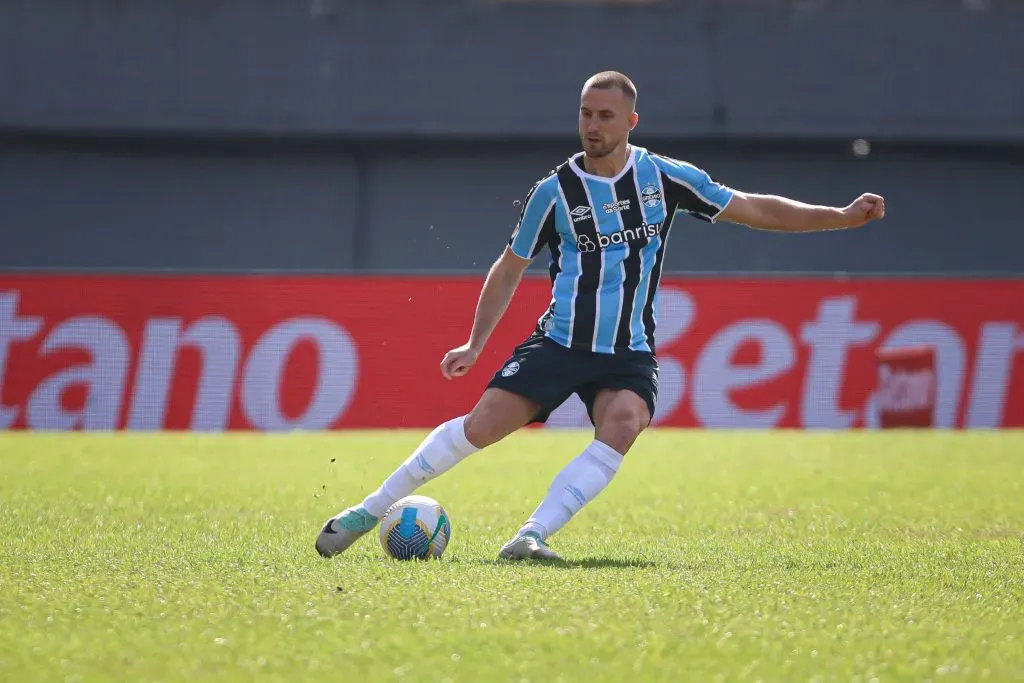 Rodrigo Ely se machucou em partida com o Flamengo Foto: Maxi Franzoi/AGIF
