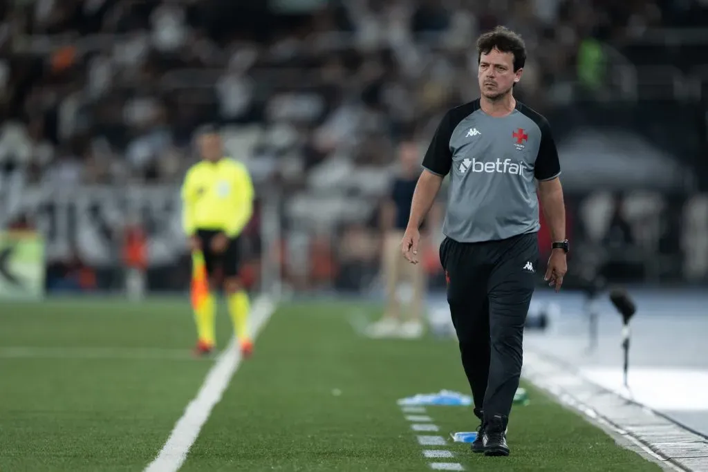 Fernando Diniz durante partida contra o Botafogo na Copa Do Brasil de 2025. Foto: Jorge Rodrigues/AGIF