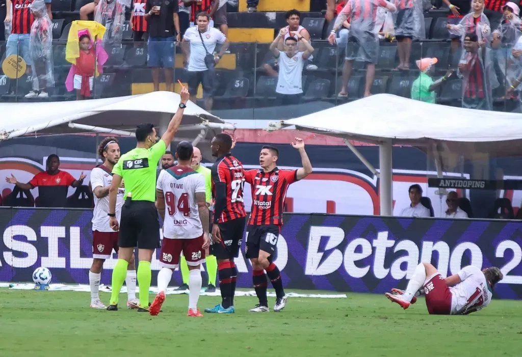 Dudu jogador do Vitoria recebe cartao vermelho do arbitro durante partida contra o Fluminense no estadio Arena Fonte Nova pelo campeonato Brasileiro A 2025. Foto: Marcio Jose/AGIF