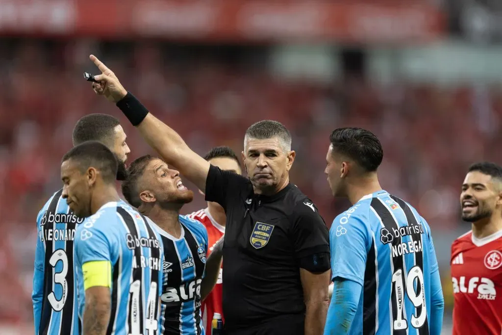 RS – PORTO ALEGRE – 21/09/2025 – BRASILEIRO A 2025, INTERNACIONAL X GREMIO – Gustavo Cuellar jogador do Gremio reclama com a arbitragem durante partida contra o Internacional no estAdio Beira-Rio pelo campeonato Brasileiro A 2025. Foto: Liamara Polli/AGIF