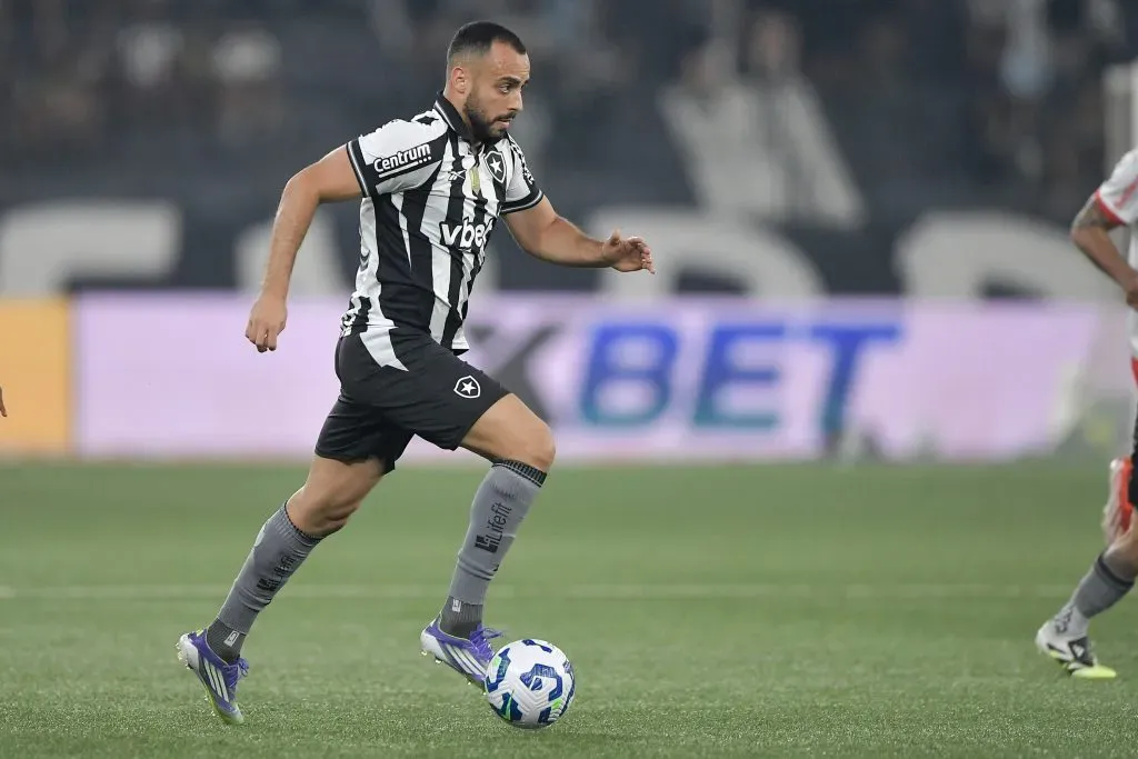 Arthur Cabral jogador do Botafogo durante partida contra o Bragantino pelo campeonato Brasileiro A 2025. Foto: Thiago Ribeiro/AGIF