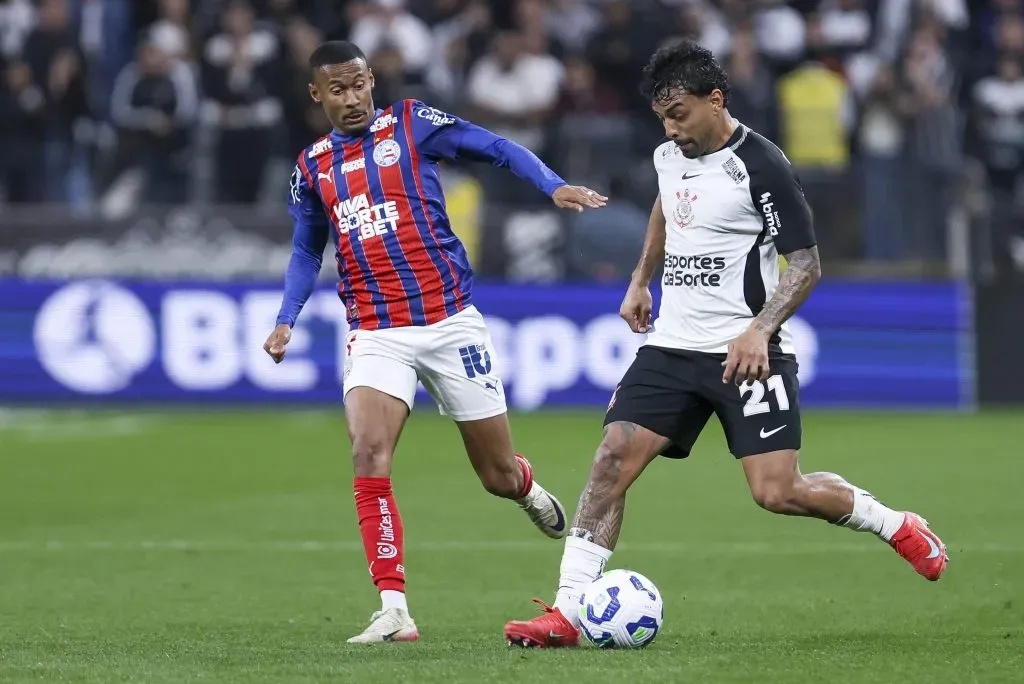 SAO PAULO, BRAZIL – AUGUST 16: Matheus Bidu of Corinthians controls the ball in front of Ademir of Bahia during the Brasileirao 2025 match between Corinthians and Bahia at Neo Quimica Arena on August 16, 2025 in Sao Paulo, Brazil. (Photo by Ricardo Moreira/Getty Images)