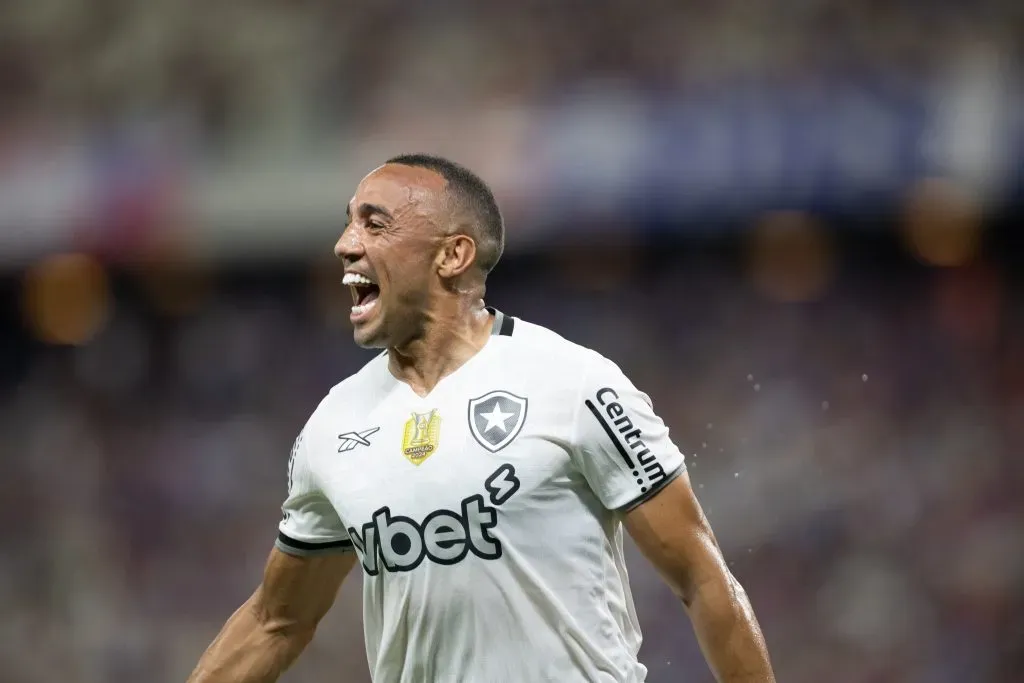 CE – FORTALEZA – 09/08/2025 – BRASILEIRO A 2025, FORTALEZA X BOTAFOGO – marcal jogador do Botafogo comemora seu gol durante partida contra o Fortaleza no estadio Arena Castelao pelo campeonato Brasileiro A 2025. Foto: Baggio Rodrigues/AGIF