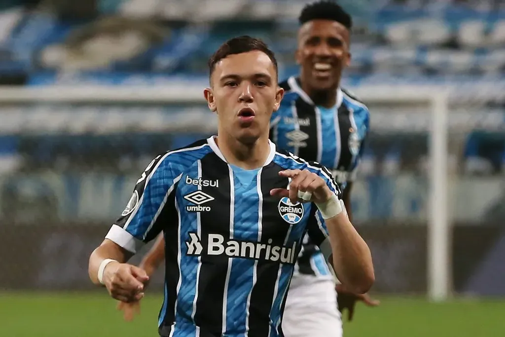 PORTO ALEGRE, BRAZIL – SEPTEMBER 29: Pepe #25 of Gremio celebrates after scoring the opening goal of his team during a Copa CONMEBOL Libertadores 2020 group E match between Gremio and Universidad Católica at Arena do Gremio on September 29, 2020 in Porto Alegre, Brazil. (Photo by Alexandre Schneider/Getty Images)