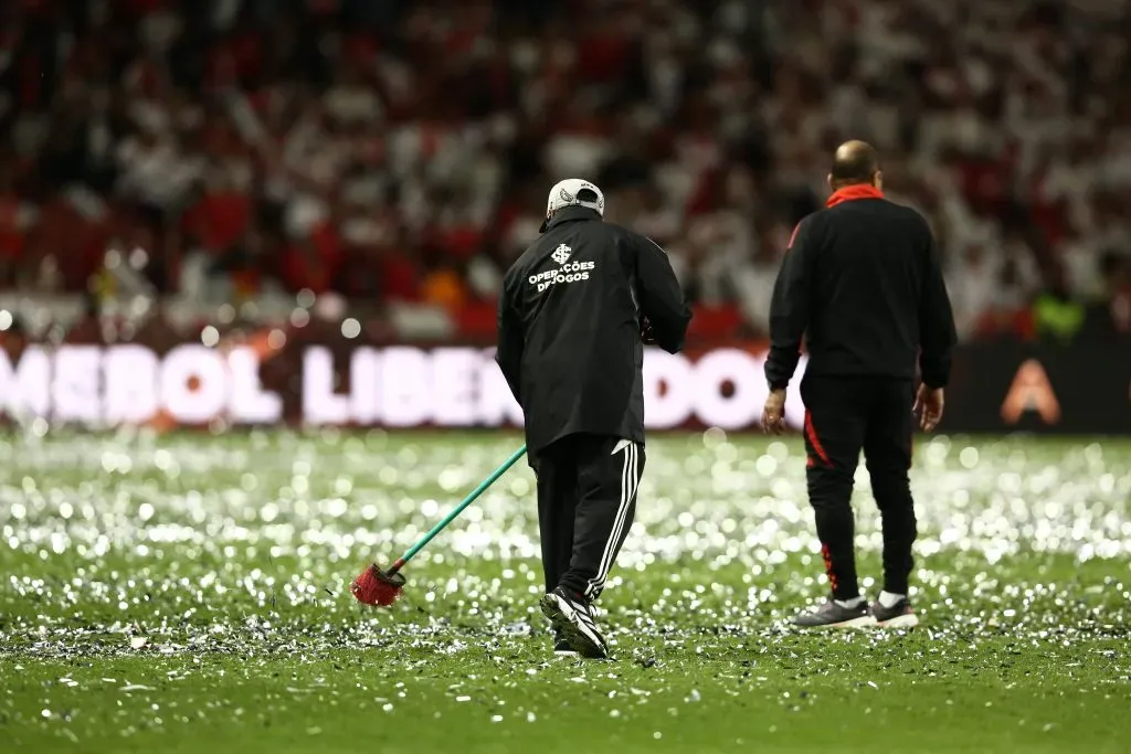 PORTO ALEGRE, BRAZIL – AUGUST 20: Staff members help clear confetti before a Copa CONMEBOL Libertadores 2025 Round of 16 Second Leg match between Internacional and Flamengo at Beira-Rio Stadium on August 20, 2025 in Porto Alegre, Brazil. (Photo by Pedro H. Tesch/Getty Images)