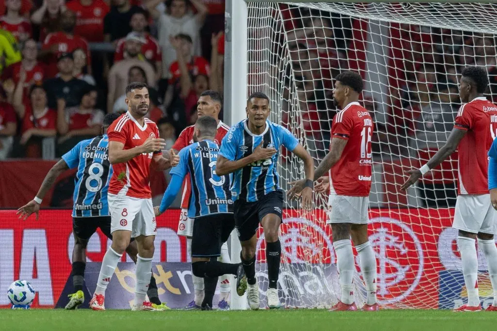 RS – PORTO ALEGRE – 21/09/2025 – BRASILEIRO A 2025, INTERNACIONAL X GREMIO – Andre Henrique jogador do Gremio comemora seu gol durante partida contra o Internacional no estadio Beira-Rio pelo campeonato Brasileiro A 2025. Foto: Liamara Polli/AGIF
