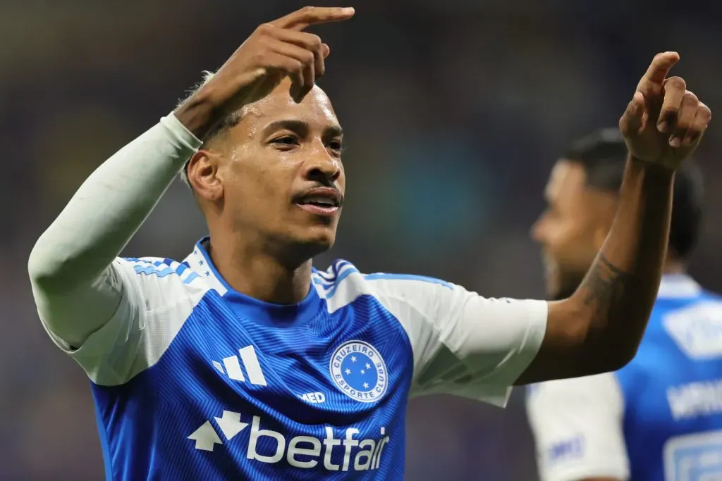 Matheus Pereira comemorando gol durante partida contra o Internacional no Campeonato Brasileiro de 2025. Foto: Gilson Lobo/AGIF