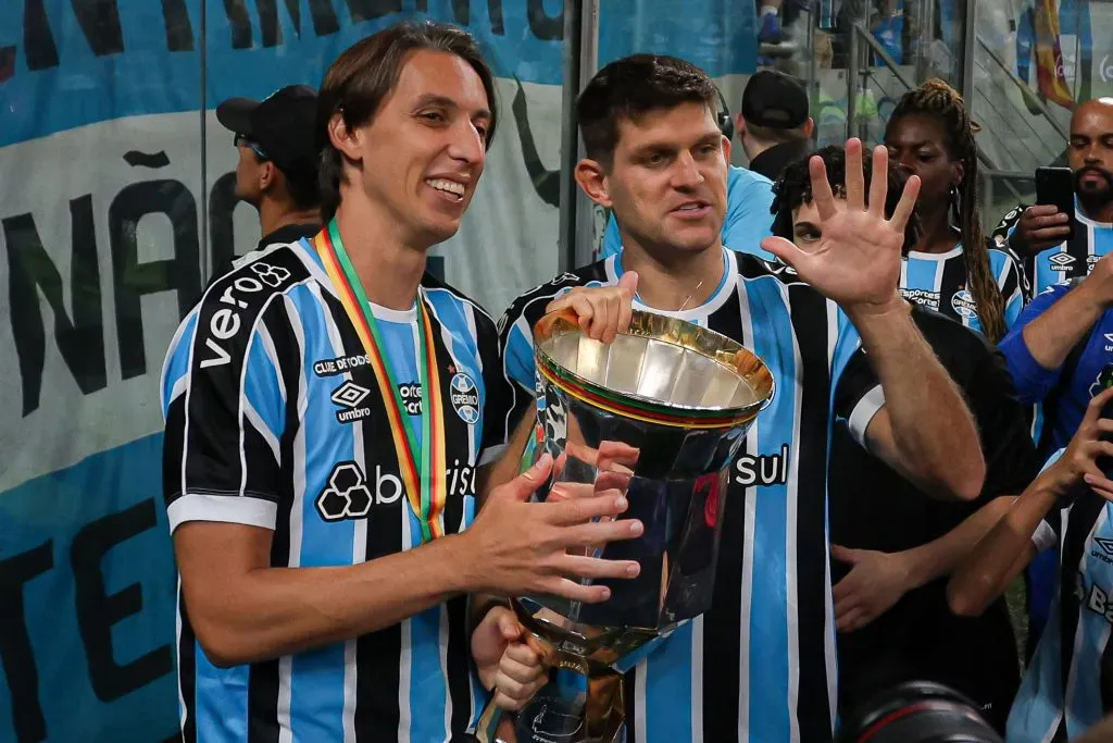 RS – PORTO ALEGRE – 06/04/2024 – GAUCHO 2024, GREMIO X JUVENTUDE – FINAL – Geromel e Kannemann, jogadores do Gremio comemoram titulo de campeao durante cerimonia de premiacao apos vitoria contra o Juventude em partida no estadio Arena do Gremio pela decisao do campeonato Gaucho 2024. Foto: Maxi Franzoi/AGIF