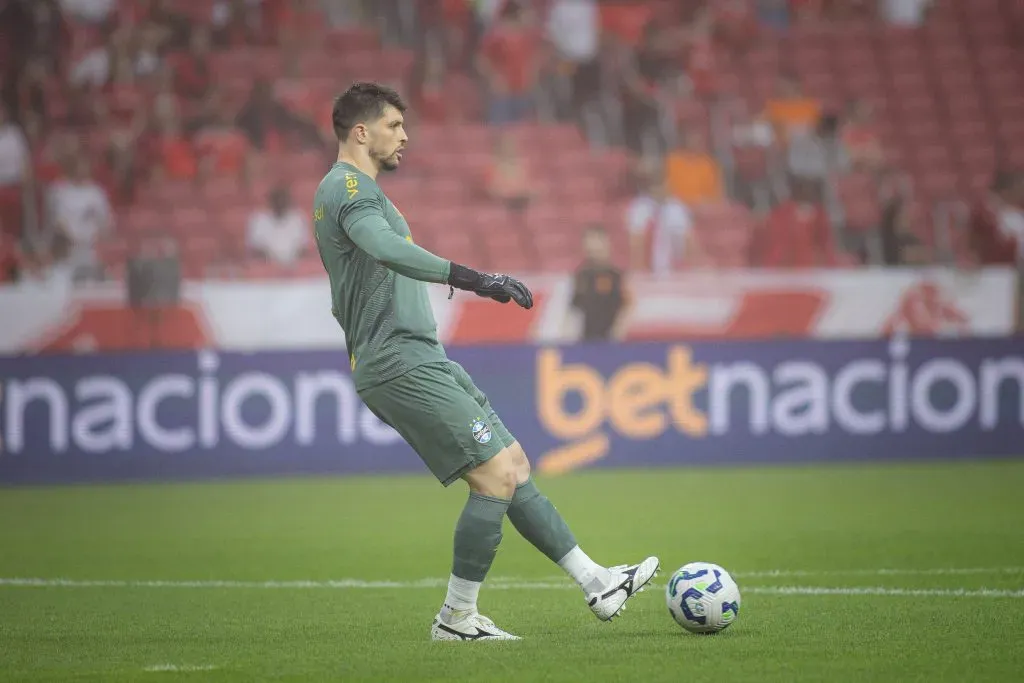 RS – PORTO ALEGRE – 21/09/2025 – BRASILEIRO A 2025, INTERNACIONAL X GREMIO – Tiago Volpi goleiro do Gremio durante partida contra o Internacional no estadio Beira-Rio pelo campeonato Brasileiro A 2025. Foto: Maxi Franzoi/AGIF