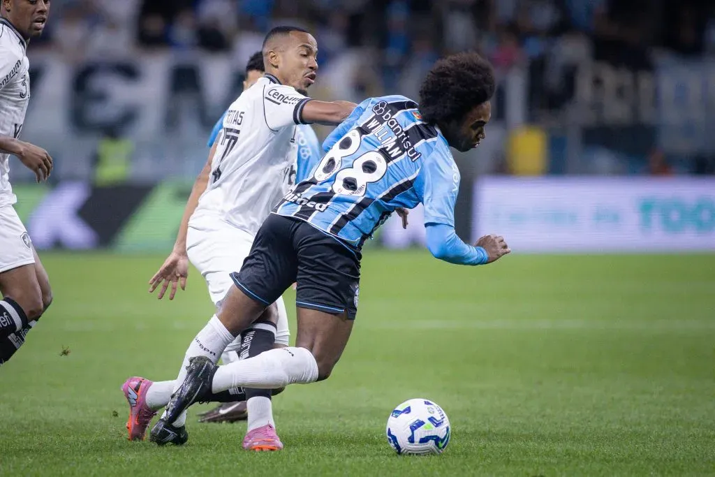 Willian em Grêmio x Botafogo. Foto: Maxi Franzoi/AGIF