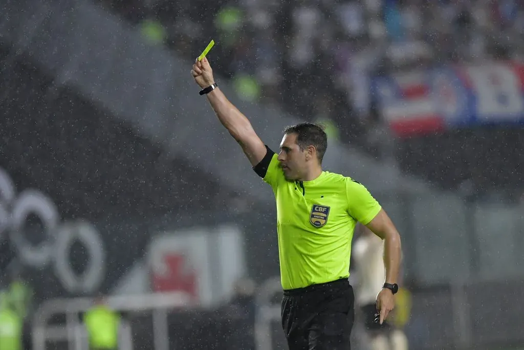 RJ – RIO DE JANEIRO – 24/09/2025 – BRASILEIRO A 2025, VASCO X BAHIA – O arbitro Joao Vitor Gobi durante partida entre Vasco e Bahia no estadio Sao Januario pelo campeonato Brasileiro A 2025. Foto: Thiago Ribeiro/AGIF