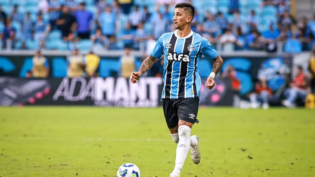 Cristian Olivera recebeu críticas da torcida do Grêmio. Foto: AGIF