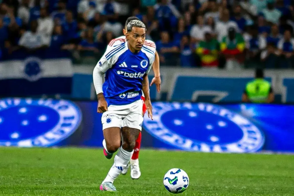 Matheus Pereira jogador do Cruzeiro durante partida contra o Internacional – Foto: Fernando Moreno/AGIF