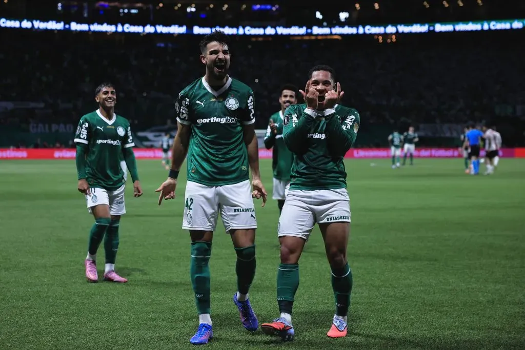 SP – SAO PAULO – 24/09/2025 – COPA LIBERTADORES 2025, PALMEIRAS X RIVER PLATE – Flaco Lopez jogador do Palmeiras comemora seu gol com Vitor Roque jogador da sua equipe durante partida contra o River Plate no estadio Arena Allianz Parque pelo campeonato Copa Libertadores 2025. Foto: Ettore Chiereguini/AGIF