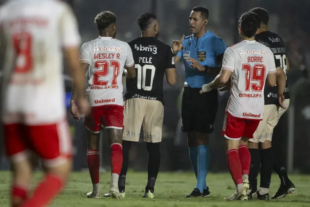 O arbitro Rodrigo Jose Pereira De Lima durante partida entre Vasco e Internacional no estadio Sao Januario pelo campeonato Brasileiro A 2024. Foto: Jorge Rodrigues/AGIF