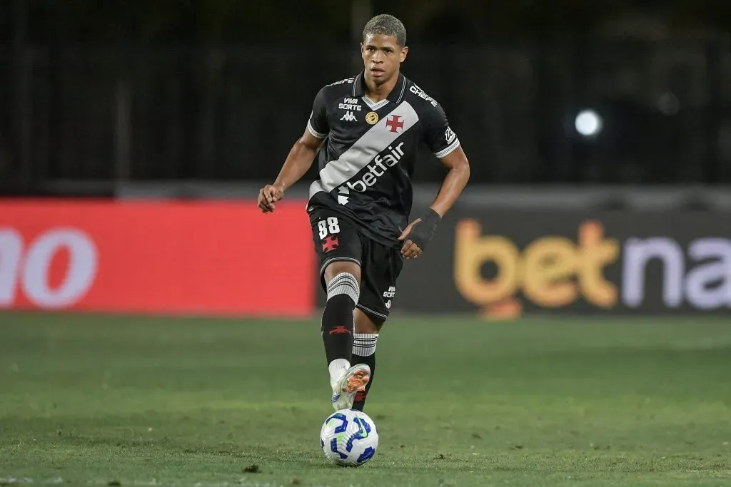 Barros jogador do Vasco durante partida contra o Ceará – Foto: Thiago Ribeiro/AGIF