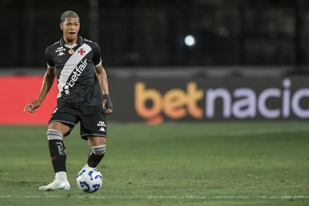 Barros jogador do Vasco durante partida contra o Ceará – Foto: Thiago Ribeiro/AGIF