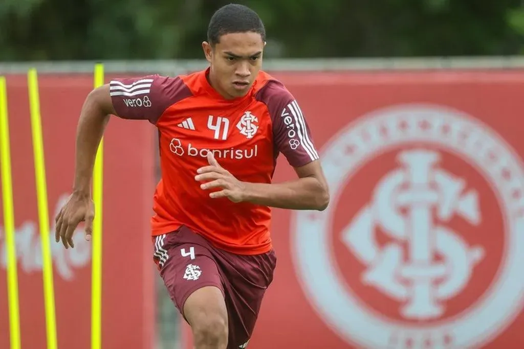 Luis Otávio, volante do Internacional, em treino (Imagem: Ricardo Duarte/Internacional)