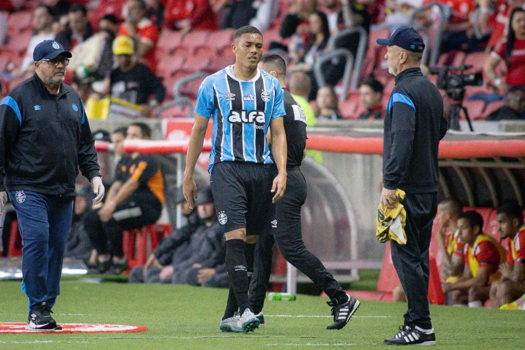 Carlos Vinícius deixa o campo machucado. Foto: Maxi Franzoi/AGIF