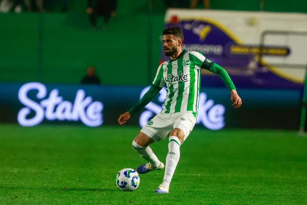 Jadson não jogará, pois está suspenso. Foto: Luiz Erbes/AGIF