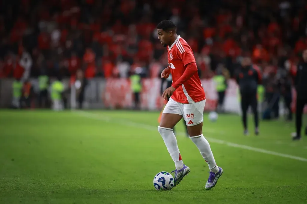 Gustavo Prado em ação pelo Internacional. Foto: Maxi Franzoi/AGIF