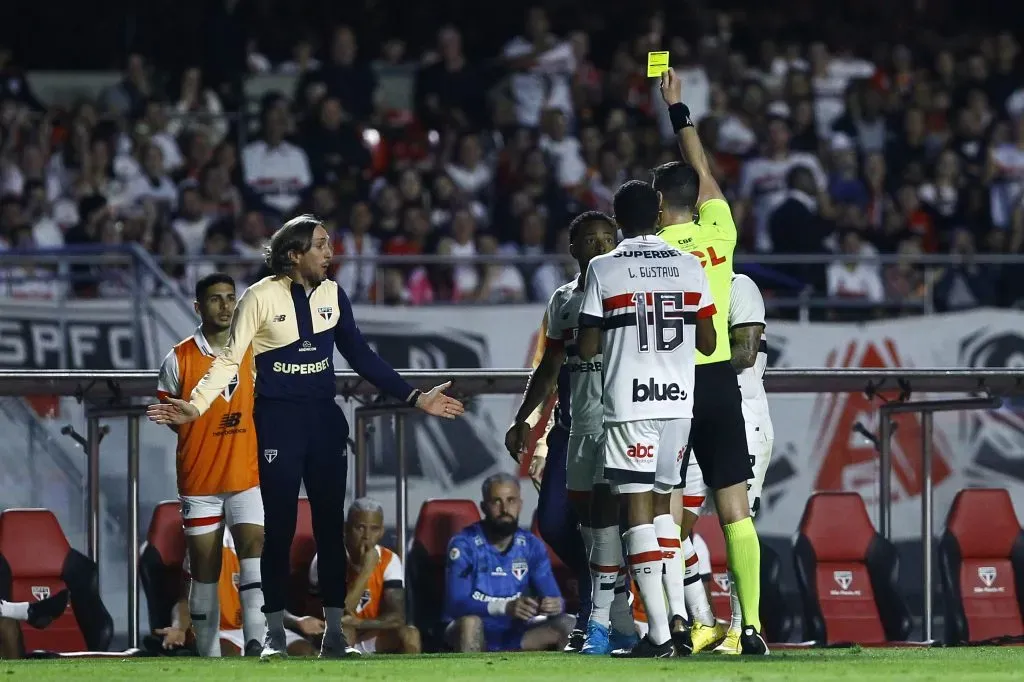 Luis Zubeldia tecnico do Sao Paulo recebe cartao amarelo do arbitro durante partida contra o Flamengo no estadio Morumbi pelo campeonato Brasileiro A 2024. Foto: Marco Miatelo/AGIF