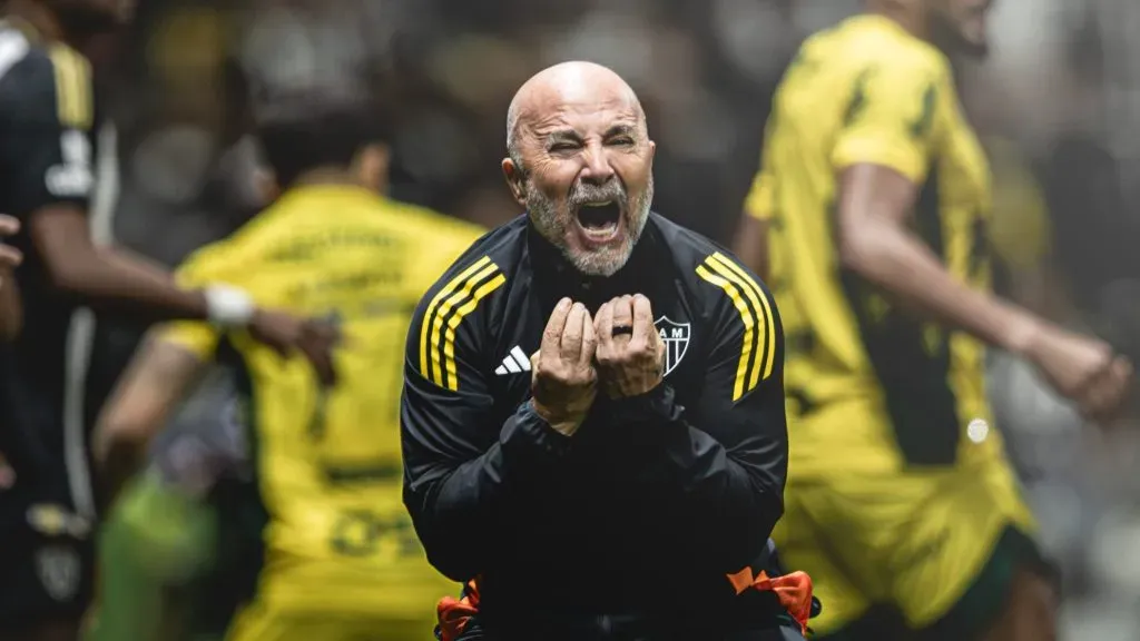 Sampaoli enérgico à beira do campo neste sábado (27). Foto: Pedro Souza / Atlético