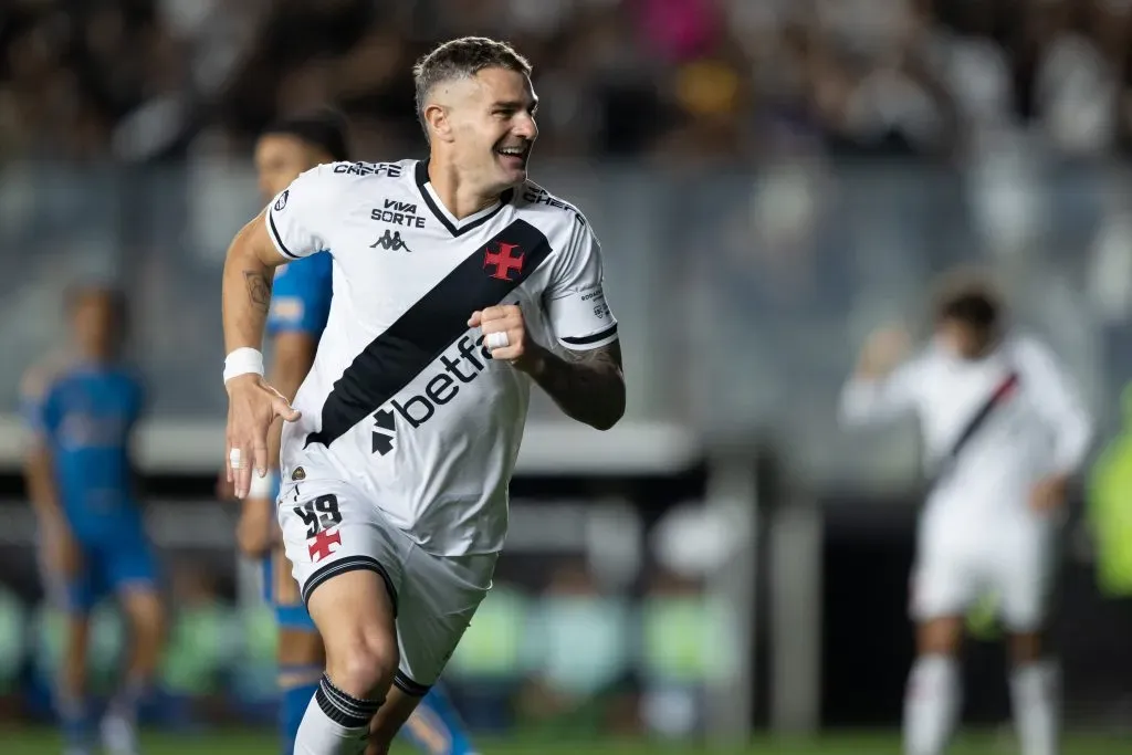 RJ – RIO DE JANEIRO – 27/09/2025 – BRASILEIRO A 2025, VASCO X CRUZEIRO – Vegetti jogador do Vasco comemora gol durante partida contra o Cruzeiro no estadio Sao Januario pelo campeonato Brasileiro A 2025. Foto: Jorge Rodrigues/AGIF