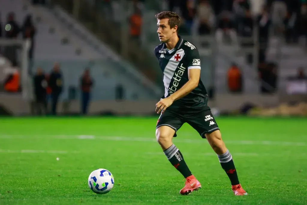 RS – CAXIAS DO SUL – 20/08/2025 – BRASILEIRO A 2025, JUVENTUDE X VASCO – Lucas Piton jogador do Vasco durante partida contra o Juventude no estadio Alfredo Jaconi pelo campeonato Brasileiro A 2025. Foto: Luiz Erbes/AGIF