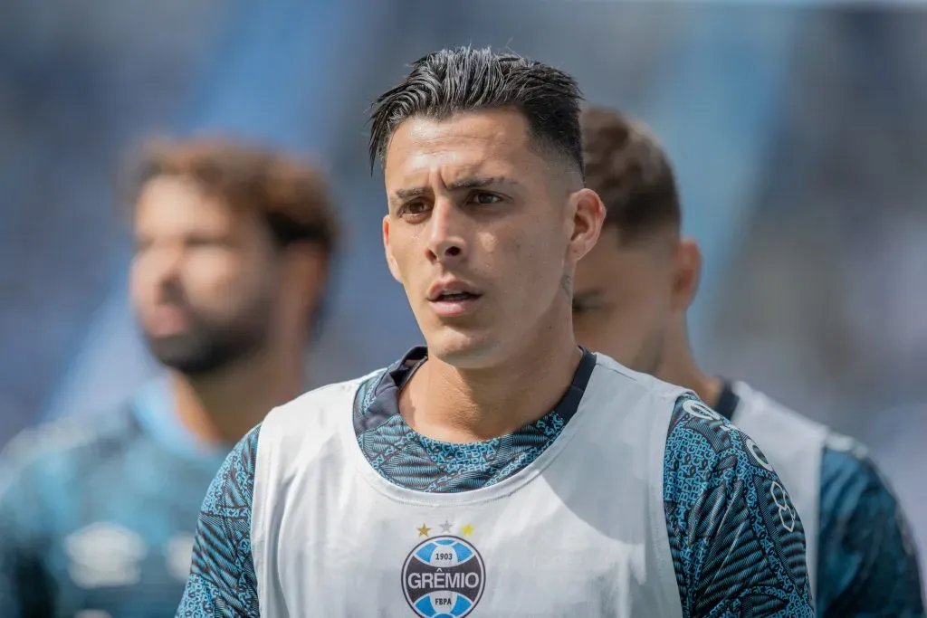 Pavón foi vaiado pela torcida do Grêmio – Foto: Liamara Polli/AGIF.
