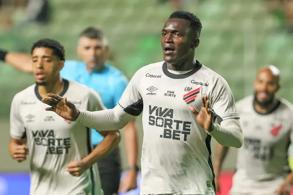 MG – BELO HORIZONTE – 27/07/2025 – BRASILEIRO B 2025, AMERICA-MG X ATHLETICO-PR – Viveros jogador do Athletico-PR comemora seu gol durante partida contra o America-MG no estadio Independencia pelo campeonato Brasileiro B 2025. Foto: Gilson Lobo/AGIF