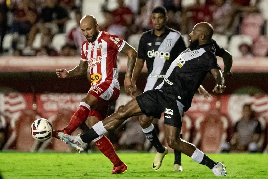 Patrick Allan jogador do Nautico disputa lance com Sergio Raphael jogador do Ponte Preta durante partida no estadio Aflitos pelo campeonato Brasileiro C 2025. Foto: Rafael Vieira/AGIF