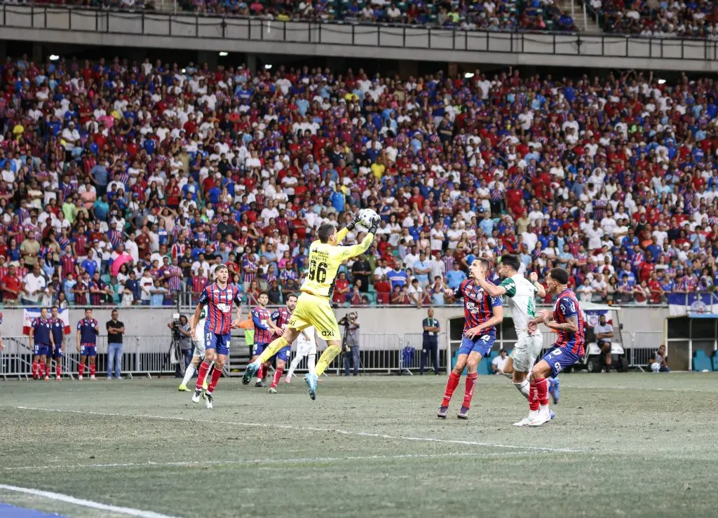 BA – SALVADOR – 28/09/2025 – BRASILEIRO A 2025, BAHIA X PALMEIRAS – Ronaldo goleiro do Bahia durante partida contra o Palmeiras no estadio Fonte Nova pelo campeonato Brasileiro A 2025. Foto: Marcio Jose/AGIF